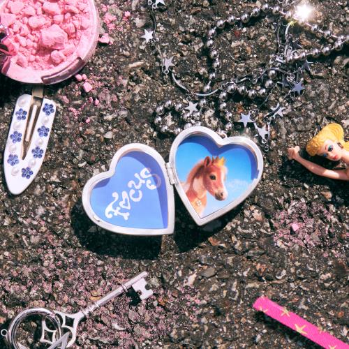 Hearts2Hearts - 1st mini album [FOCUS] (Heart Locket Ver.) (Smart Album)